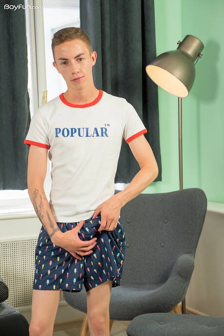 Pretty boy Nick Danner posing nude