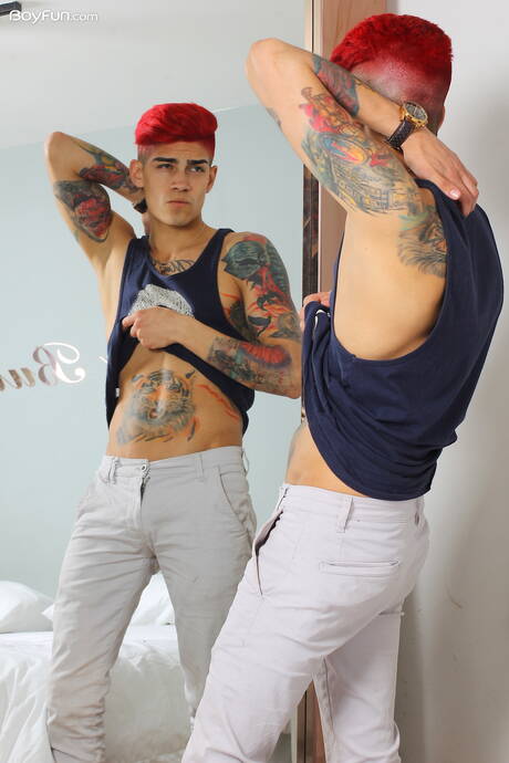 Der heiße Latino-Twink Max Stiven wichst seinen Schwanz