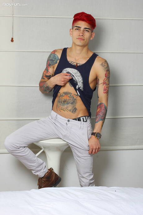 Der heiße Latino-Twink Max Stiven wichst seinen Schwanz