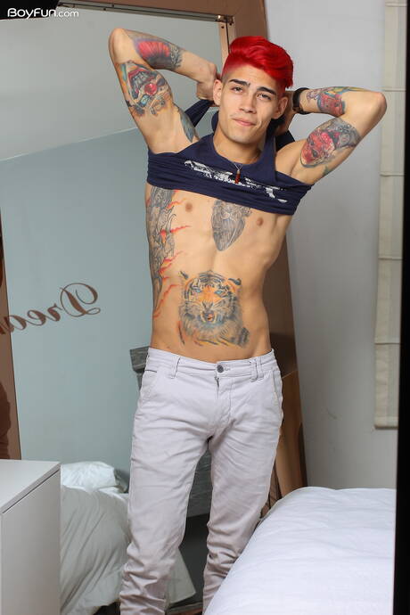 Der heiße Latino-Twink Max Stiven wichst seinen Schwanz