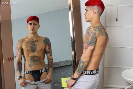 Der heiße Latino-Twink Max Stiven wichst seinen Schwanz