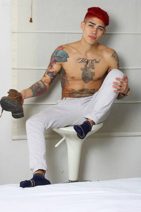 Der heiße Latino-Twink Max Stiven wichst seinen Schwanz