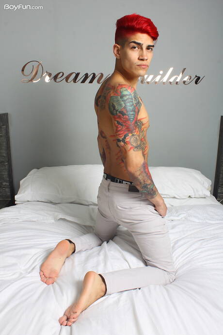 Der heiße Latino-Twink Max Stiven wichst seinen Schwanz