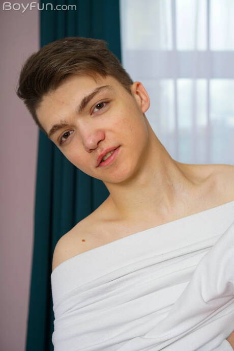 帥哥 Mike Steed 脫光衣服，露出漂亮的屁股