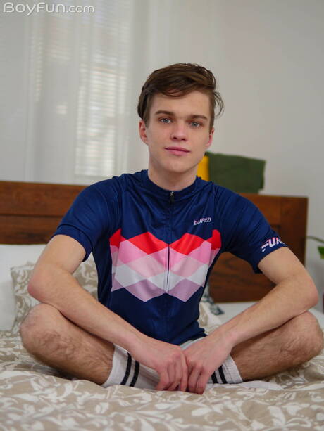 Młody Jean Gilliam rozbiera się i pokazuje tyłek