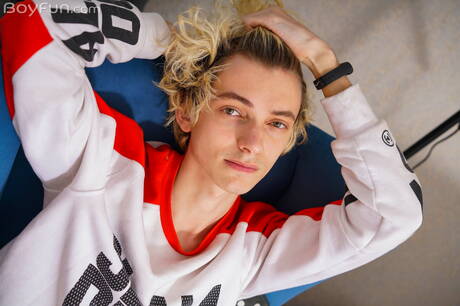 年輕的 Elio Pjatteryd 裸體擺造型，露出臀部