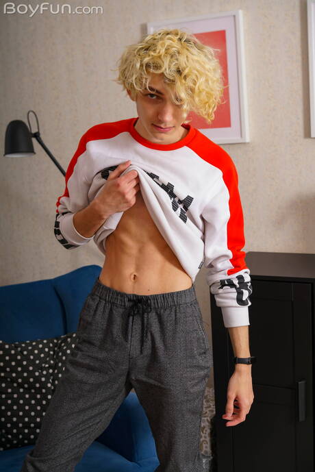 年輕的 Elio Pjatteryd 裸體擺造型，露出臀部