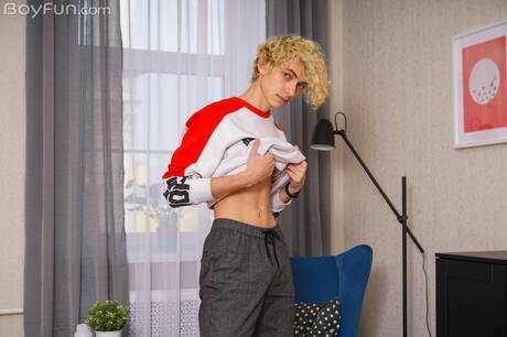 年輕的 Elio Pjatteryd 裸體擺造型，露出臀部