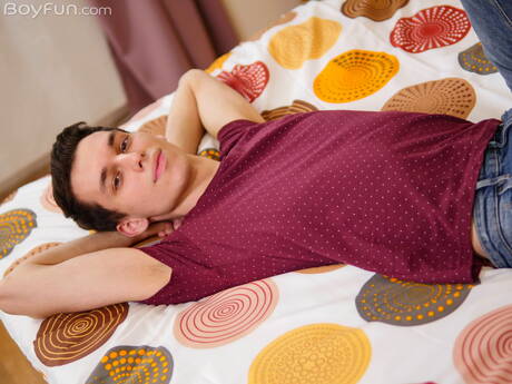 Piękny chłopiec Darin Boswell pokazuje piękne ciało