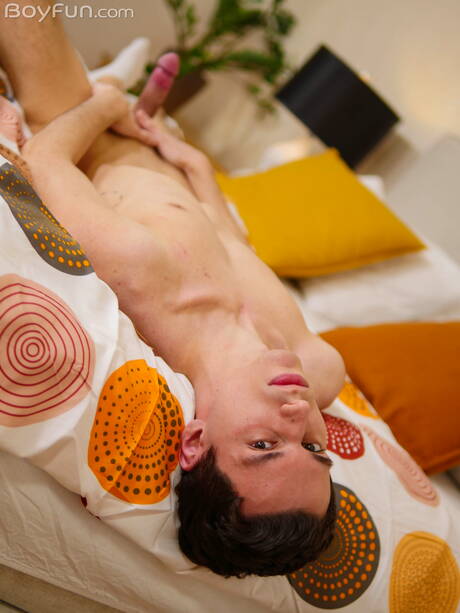 Piękny chłopiec Darin Boswell pokazuje piękne ciało