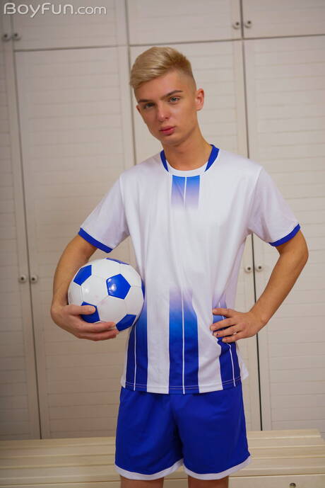 Boyfun: 美少年アレックス・ブレイドがチンポを自慰する