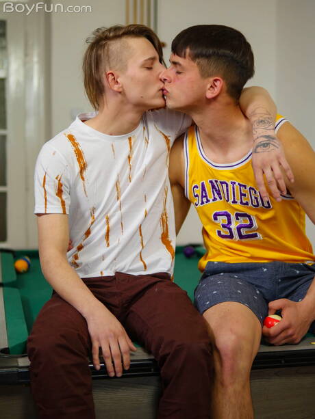 Der junge Tscheche Finn Harper und der heiße Twink Robin Matze ficken nach dem Schwanzlutschen