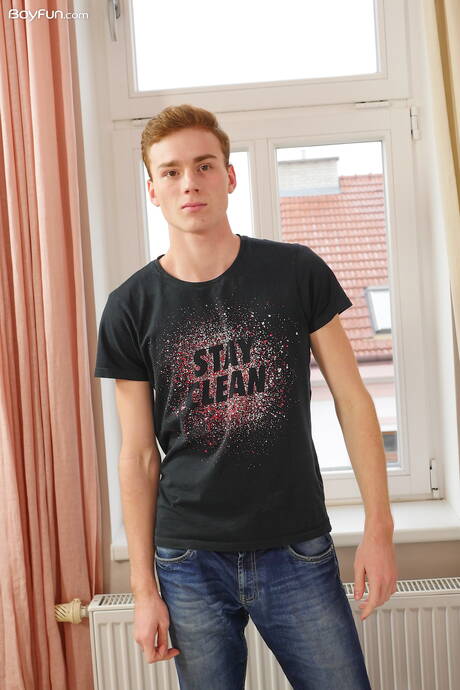 Boyfun: O gostoso twink Sammy Trakuza mostra um corpo perfeito