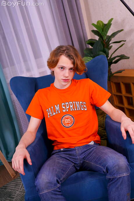 젊은 톰 하트가 자신의 딕을 자위하다