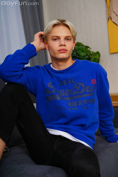 Young dude Daniel Star posing naked and showing hot ass