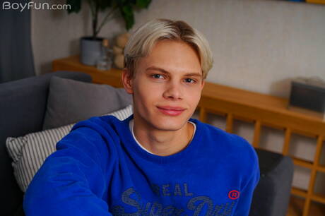 年輕帥哥 Daniel Star 裸體擺造型，展現性感臀部