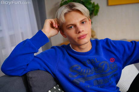 年輕帥哥 Daniel Star 裸體擺造型，展現性感臀部