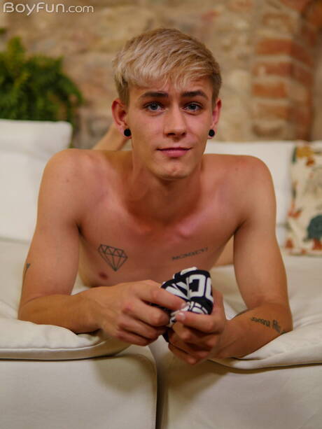 Il bel ragazzo Ethan Quinn posa nudo e mostra il sedere stretto