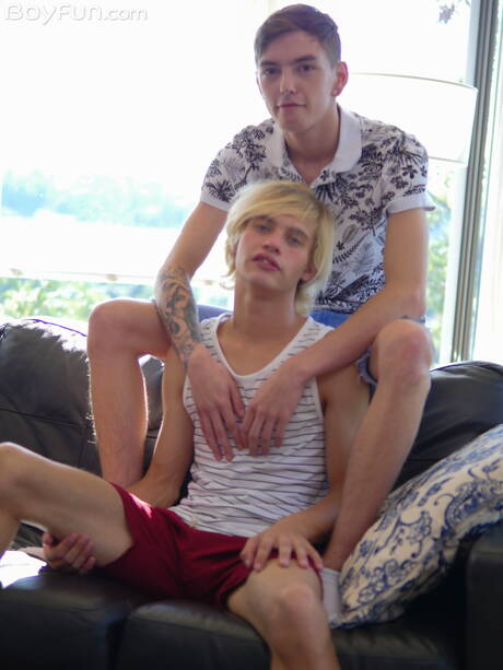 兩個捷克男孩 Beno Eker 和 Kyle Polaski 在吸吮雞巴後操屁股