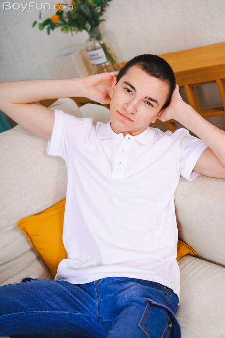 Młody Alpan Stone drażni swojego kutasa