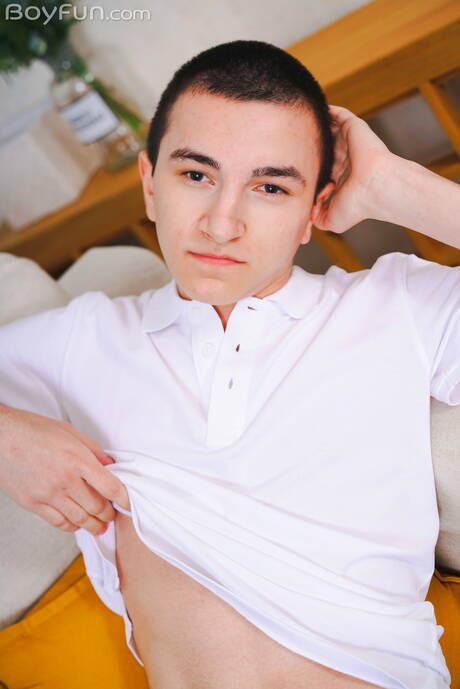 De jonge Alpan Stone plaagt zijn pik