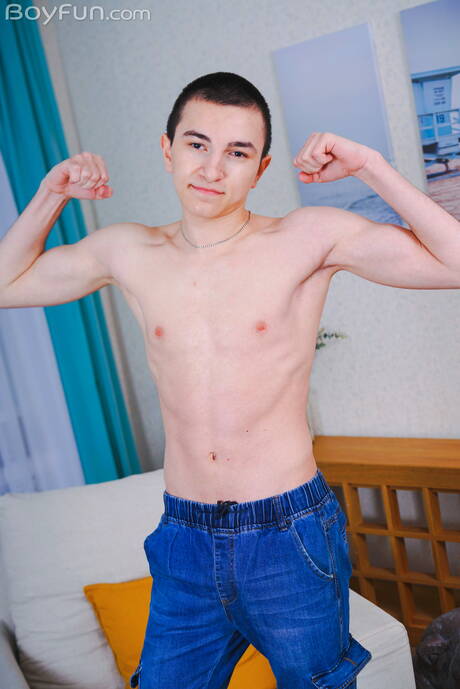 Młody Alpan Stone drażni swojego kutasa