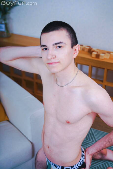 Młody Alpan Stone drażni swojego kutasa