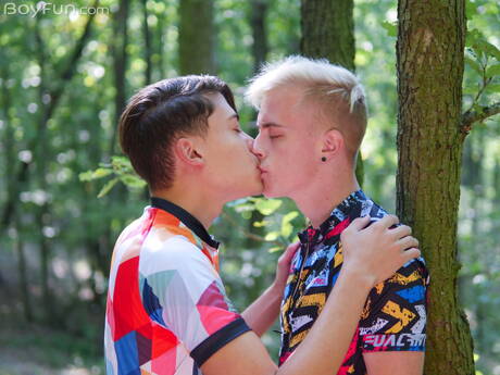 De knappe jongen Danny Bianchi en de knappe jongen Jamie Kelvin zijn dol op elkaar in de buitenlucht