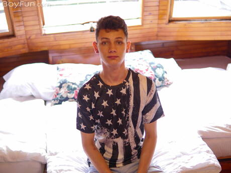 Der junge Kerl Nils Larsen posiert nackt und zeigt heißen Arsch