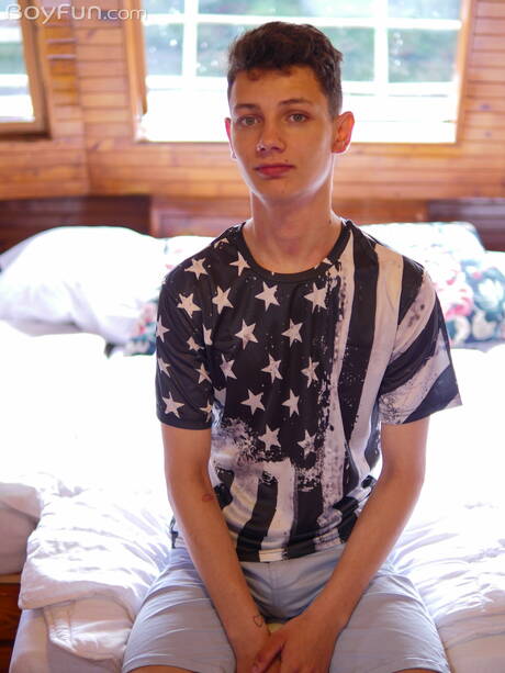 Der junge Kerl Nils Larsen posiert nackt und zeigt heißen Arsch