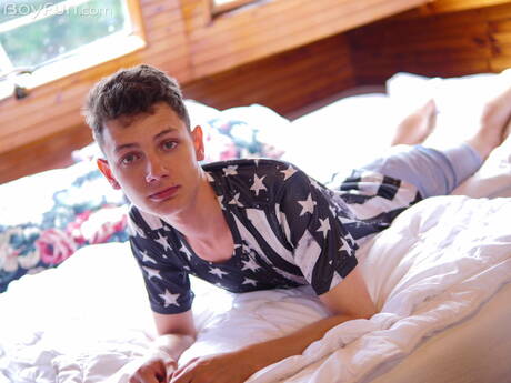 Der junge Kerl Nils Larsen posiert nackt und zeigt heißen Arsch