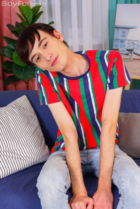 Le jeune Tommy K Williams pose nu