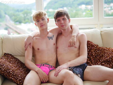 Hübscher Junge Josh Cavalin und Twink Marcel Boyle ficken Arsch, nachdem sie im Freien geblasen haben