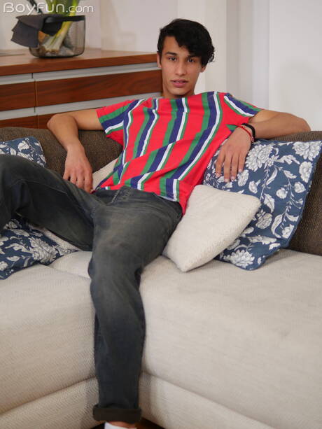 Twink Danny Garcia pozuje nago i pokazuje ładny tyłek
