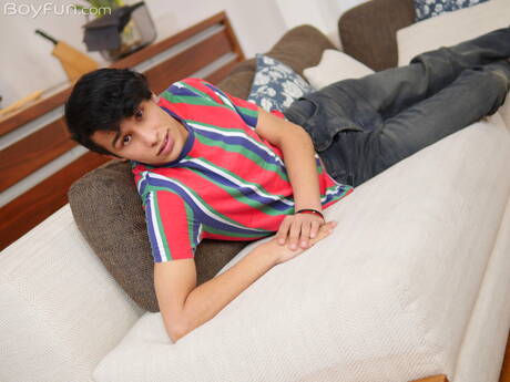 Twink Danny Garcia poseert naakt en laat zijn mooie kont zien