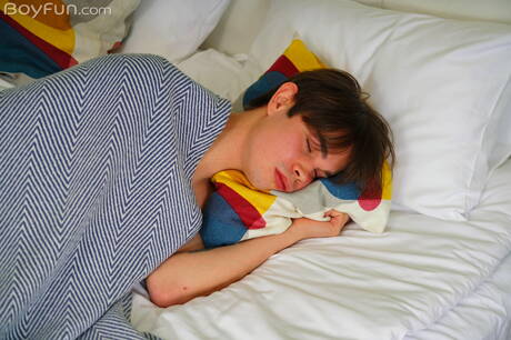 小男孩 Alan Stark 和帥哥 Alex Blade 吸吮雞巴後開始做愛