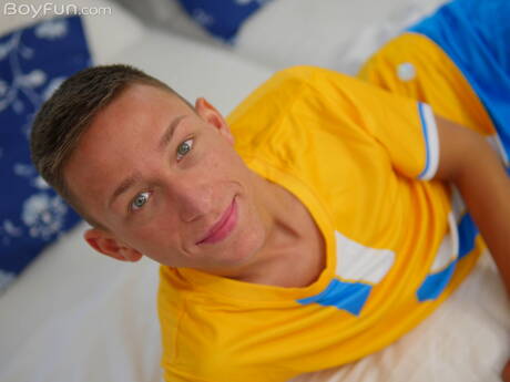 O jovem Noah Bailey fica nu e mostra uma bela bunda