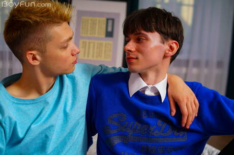 年輕男孩 Jackie Sweet 和年輕帥哥 Mike Steed 在吸吮雞巴後操屁股