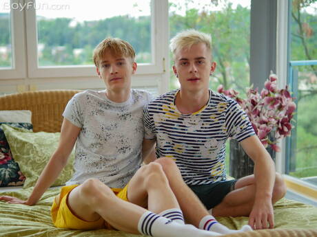 Der junge Jamie Kelvin und der junge Marcel Boyle in einer heißen Homosexuellenszene im Freien