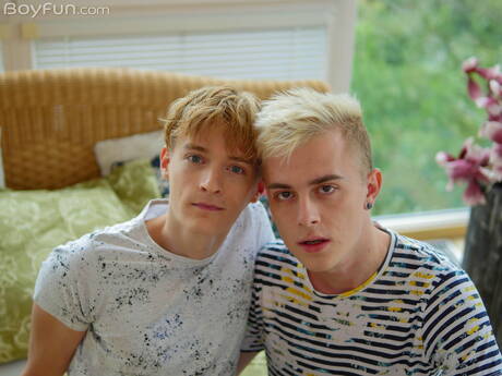 Der junge Jamie Kelvin und der junge Marcel Boyle in einer heißen Homosexuellenszene im Freien
