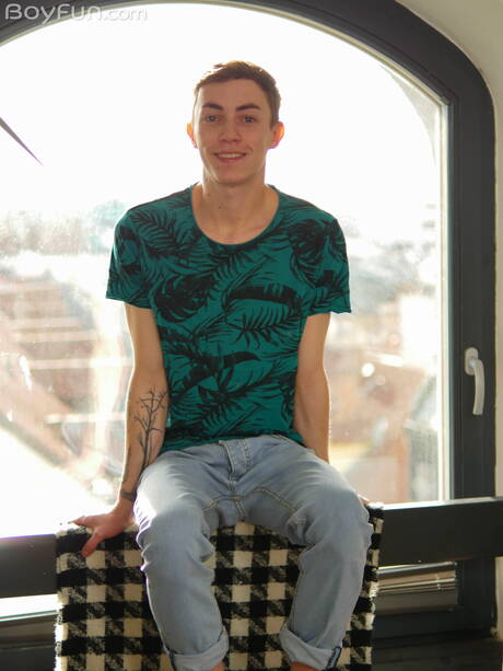 Pretty boy Nick Danner posing nude and showing tight butt