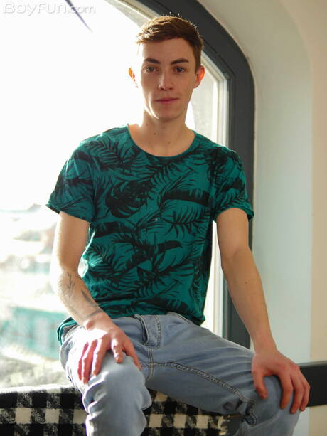 Pretty boy Nick Danner posing nude and showing tight butt