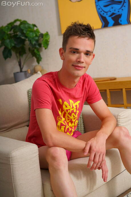 Jonge jongen Angel Kade speelt met lul