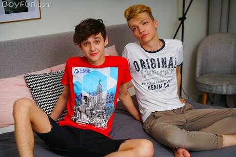 帥哥Mike Steed和年輕男孩Tony Keit激情肛交