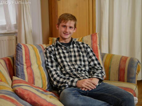 Der junge Alex Law posiert nackt und zeigt einen schönen Hintern