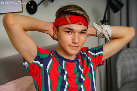 帥哥亞當凱勒脫光衣服，露出性感的臀部