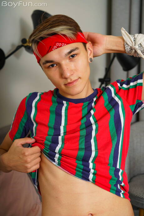 帥哥亞當凱勒脫光衣服，露出性感的臀部