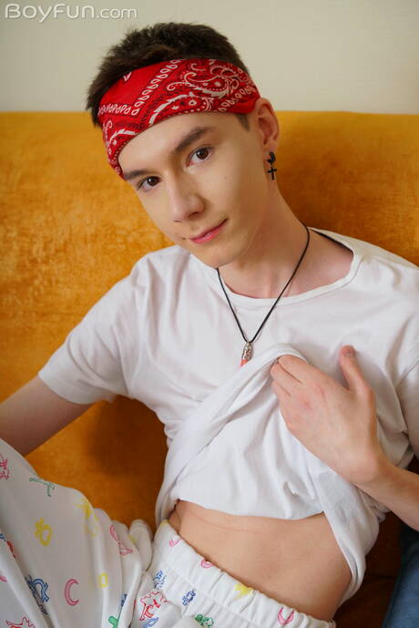 Il giovane Karol Gajda posa nudo e mostra il sedere