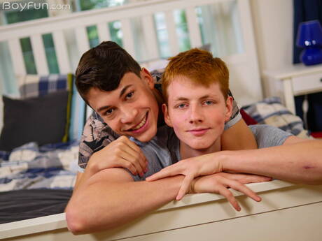 Der heiße Twink Danny Bianchi und der junge Harry Davis bohren einen Arsch