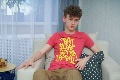 Twink Jim Sander brincando com um pau